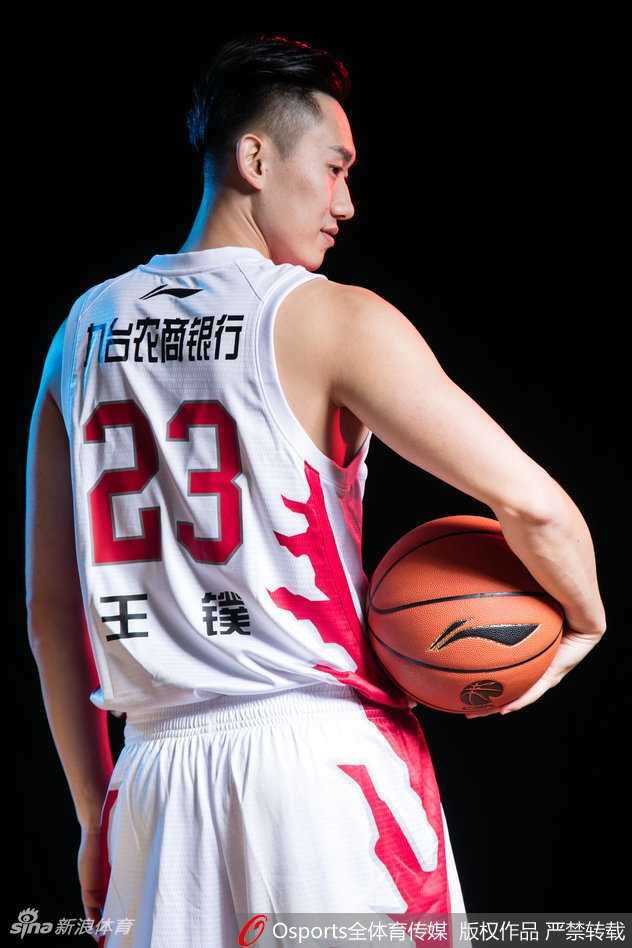 他对着镜头比出了摇滚的手势，嘴巴大张仿佛正在跟着心中的背景音乐嘶吼，浑身上下散发着一种自娱自乐的摇滚巨星范儿。