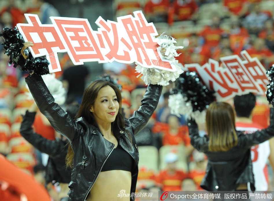 在赛场中央，多名篮球宝贝排成整齐的队形，她们配合默契，动作整齐划一，修长的美腿和充满节奏感的舞步让人目不转睛。