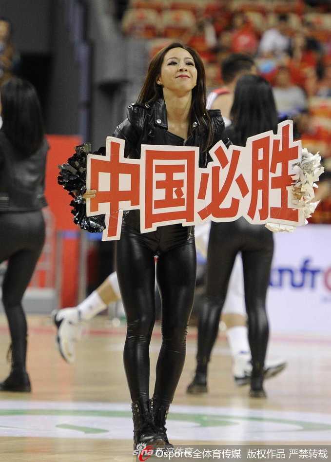 比赛暂停期间，篮球宝贝们背对镜头面向观众席舞动，她们身后的巨大电子屏幕显示出中伊对抗赛的字样，将热烈的赛场氛围拉满。