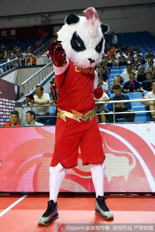 霸气吉祥物在中国队进攻时振臂高呼，仿佛要与球员并肩作战，身后的球迷目光全被它吸引。