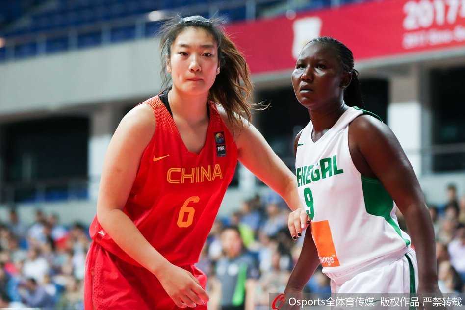 小将李月汝在对方多人包夹之下强行起跳投篮，身高臂展的优势尽显无疑，这一刻她不仅是内线的支柱，更是中国女篮未来的希望之星。