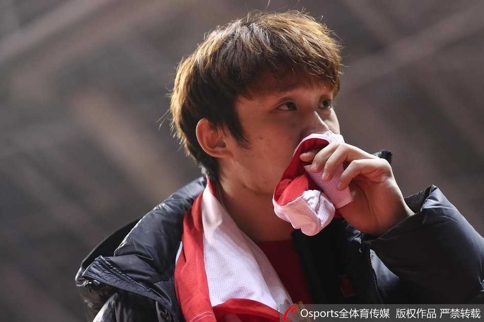 训练场上激烈的攻防瞬间，丁彦雨航利用脚步卡住身位，高高跃起准备干扰对手的传球路线。