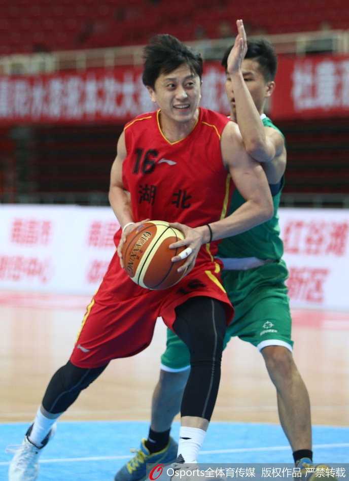 张学文纵身跃起，长臂舒展，狠狠将对手的投篮扇出界外，防守气势如虹。