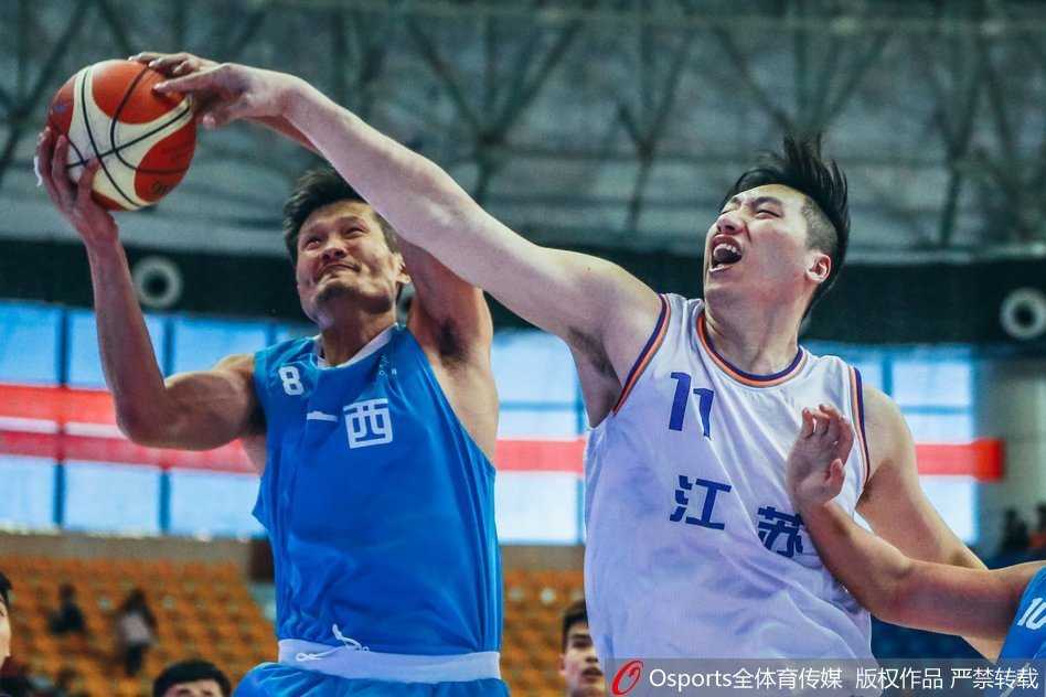 冯棋在人群中高高跃起，双手稳稳接住篮板球，拼抢篮板的瞬间充满力量感。