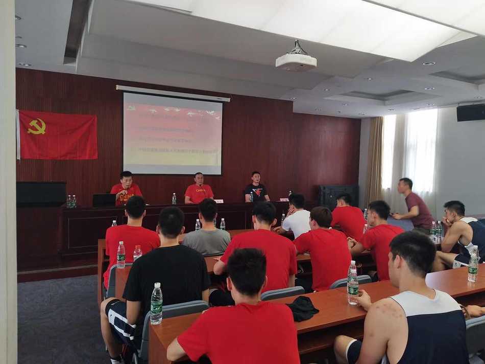 主教练杜锋在活动现场穿梭指导，他时而驻足思考，时而与队员交流，正将党支部会议的精神传达给每一位球员，为接下来的艰苦训练注入思想动力。