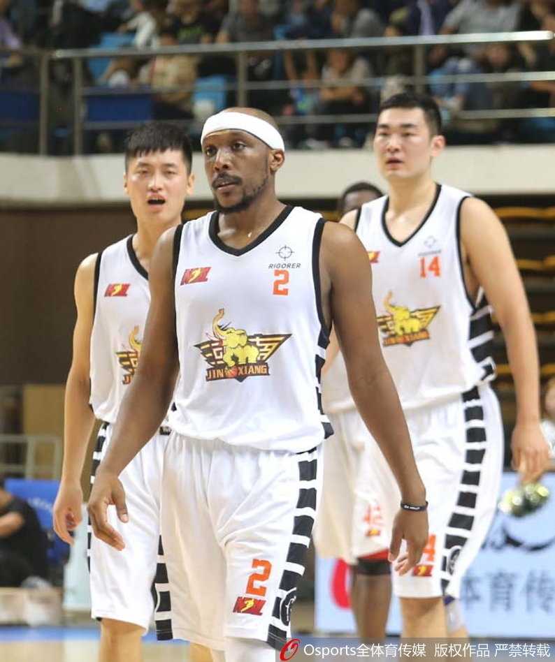 冲突瞬间升级，数名球员扭打成一团，一名球员被对手从身后死死拽住，脸上的表情因激动而扭曲，裁判的工作服在人群中若隐若现，显得苍白无力。