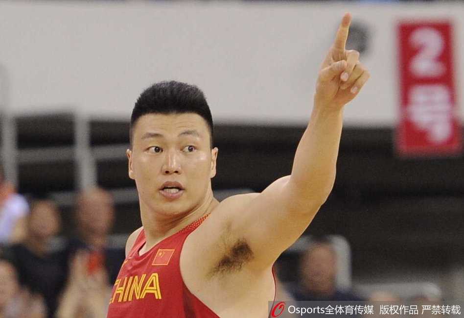 杜锋指导在场边激情指挥，他双手拢在嘴边，大声向场内队员传达着战术布置，神情专注而严肃。