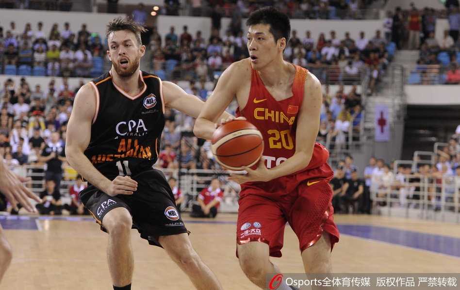 李根在外线觅得良机，他张弓搭箭，迎着扑防的澳洲球员稳稳出手，皮球在空中划出一道完美的弧线。