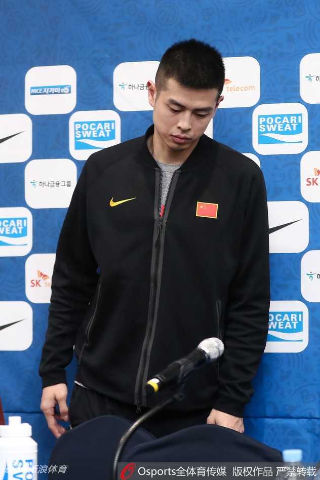 发布会上的李楠双手交叉放在桌上，目光平和地注视着前方，面对话筒他神情专注，正在向在场媒体阐述球队的备战理念。