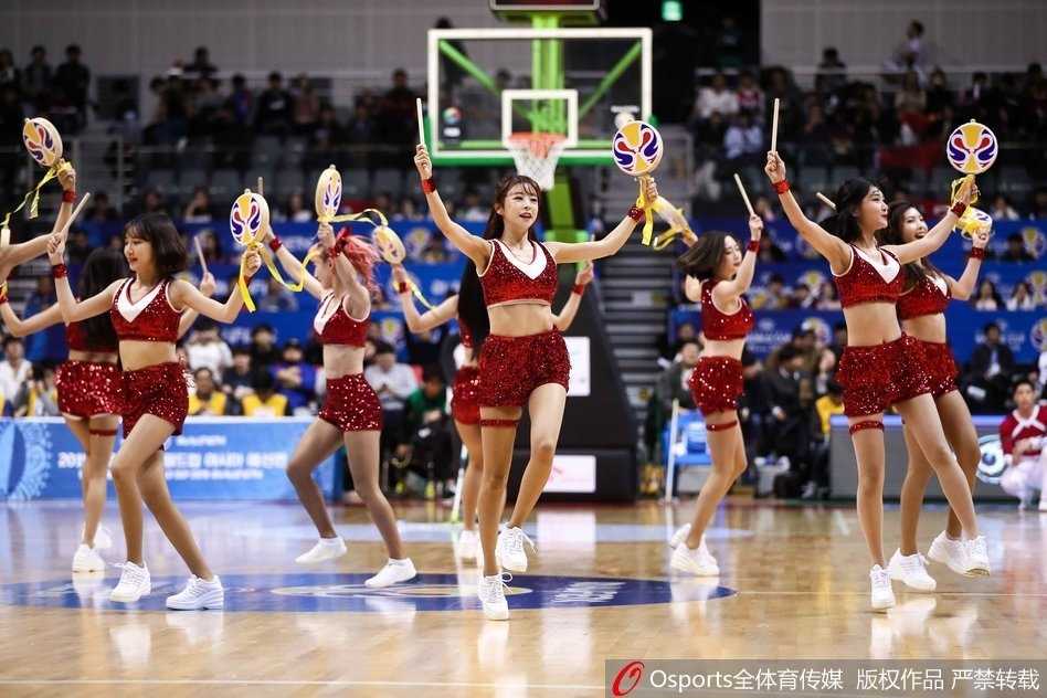 聚光灯下，一位中国篮球宝贝回眸一笑，甜美的酒窝和灵动的眼神瞬间抓住了全场观众的心。