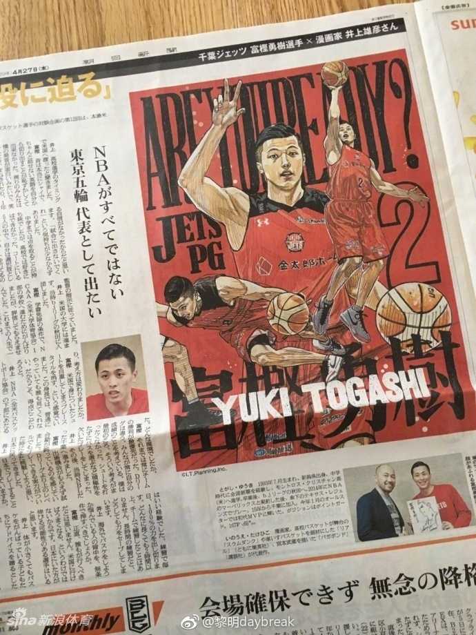 两名球员在禁区边缘激烈卡位。一人弓步向前，用宽厚的背部死死抵住对手的冲击，手臂上的青筋因用力而微微凸起；另一人则试图从侧面绕前，两人的身体纠缠在一起，充满了原始的力量对抗感。画面仿佛能听到肌肉碰撞的闷响和球鞋摩擦地板的吱嘎声。