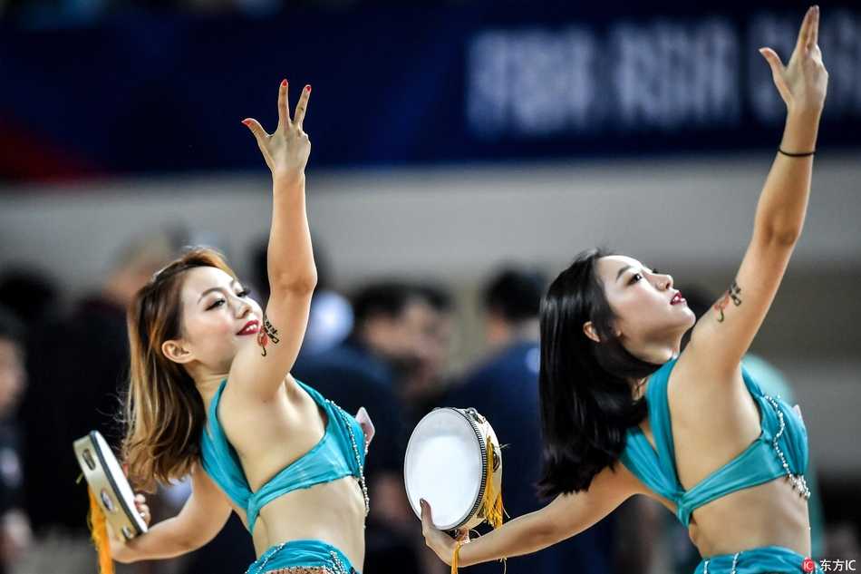 镜头拉远，整个手鼓表演队集体亮相，她们整齐划一的动作和充满感染力的笑容，让激烈的篮球赛场瞬间化身热情洋溢的嘉年华现场。