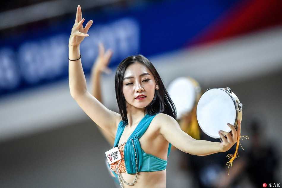 手鼓宝贝们随着鼓点轻轻摆动，她们手中的手鼓不仅敲击出欢快的节奏，更像是为这个篮球之夜画上充满活力的句号，笑容比灯光更灿烂。