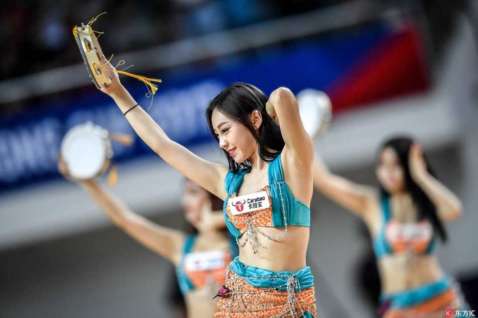 即使比赛进入暂停时段，场边的美女鼓手也保持着专业的微笑，手中的鼓槌轻轻相击，仿佛在为场上拼搏的球员们默默打着节拍。