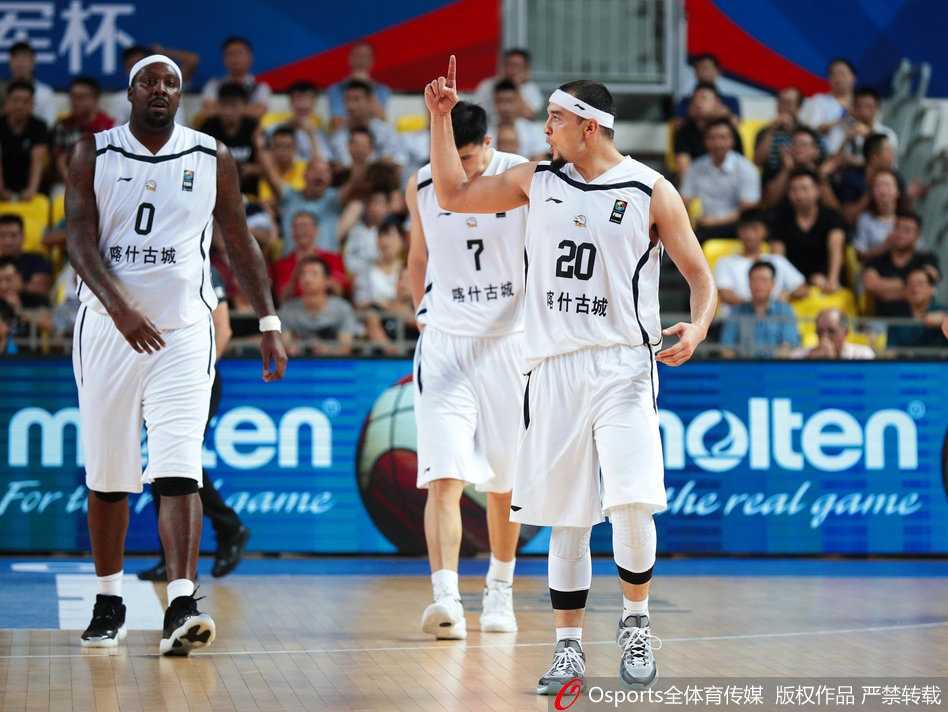 新疆队大外援布拉切在防守中移动缓慢，略显臃肿的身材显示他尚未恢复到比赛状态