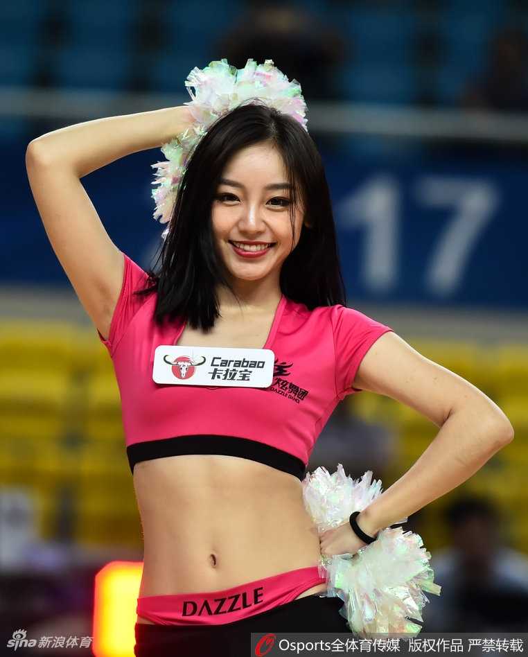 宋粤眼神灵动，甜笑特写展现青春最美的模样，仿佛能驱散一切阴霾