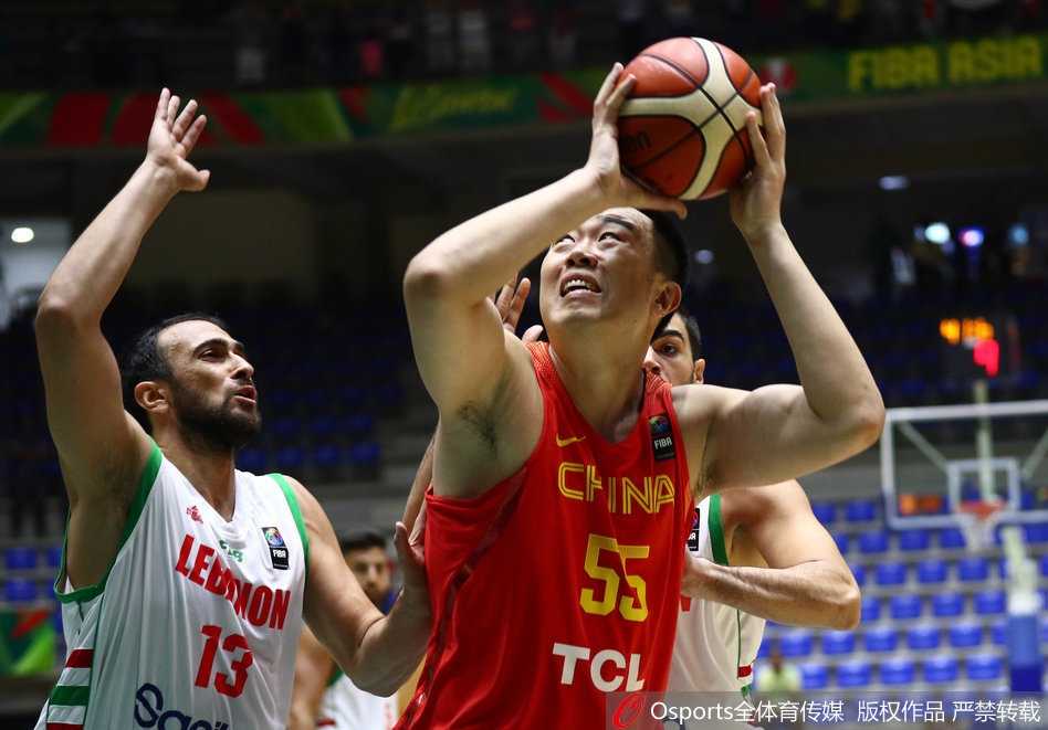 内线巨塔韩德君在黎巴嫩队员的严密夹击下艰难起身，他用庞大的身躯扛开了防守，强硬地将球抛向篮筐，展现了篮下的绝对统治力。