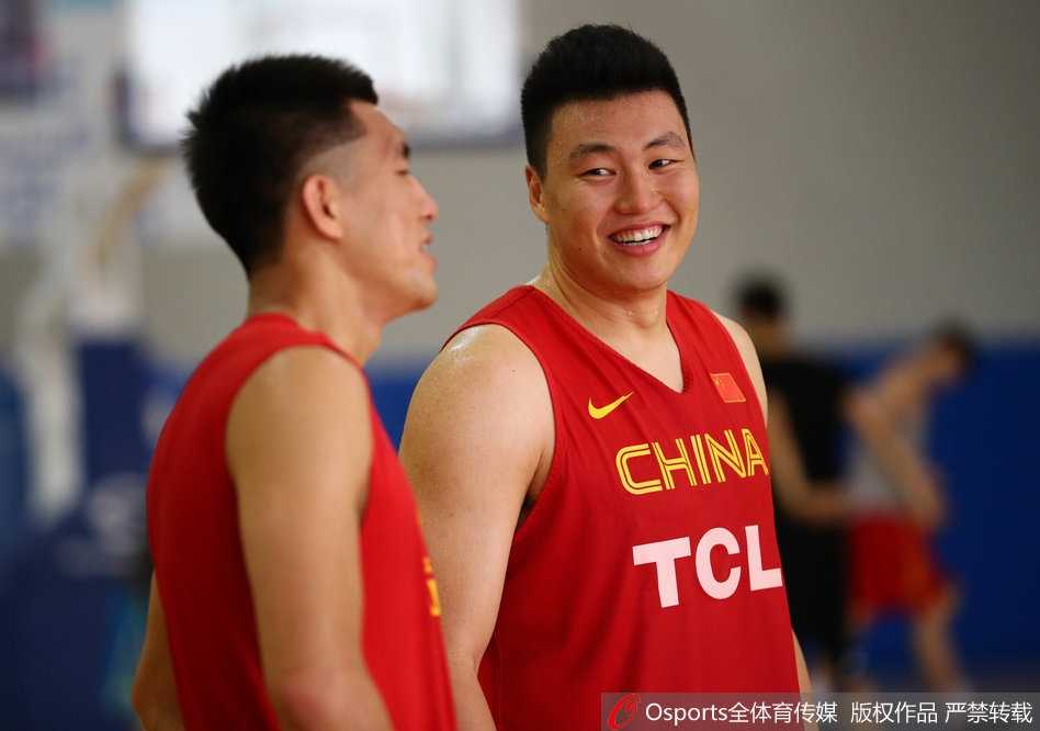 训练馆内，中国男篮蓝队全体成员围成一圈，众人的手紧紧叠在一起，异口同声地高喊着口号，彰显着此刻团队至上的坚定信念。