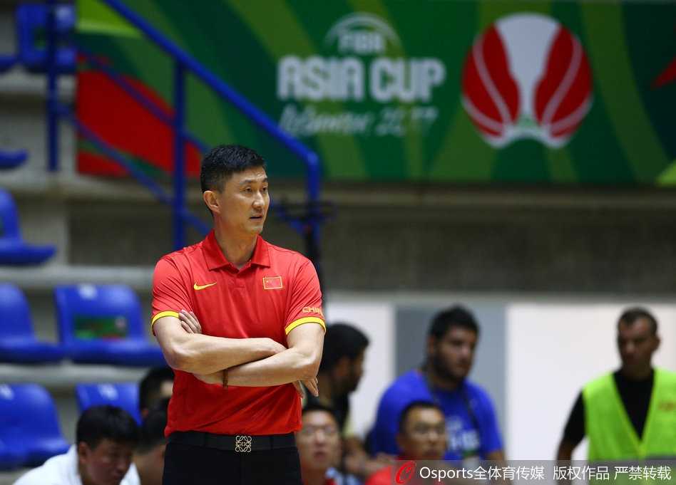 李根背身单打，用强壮的身体倚住防守者，翻身跳投出手，篮球带着旋转飞向篮筐