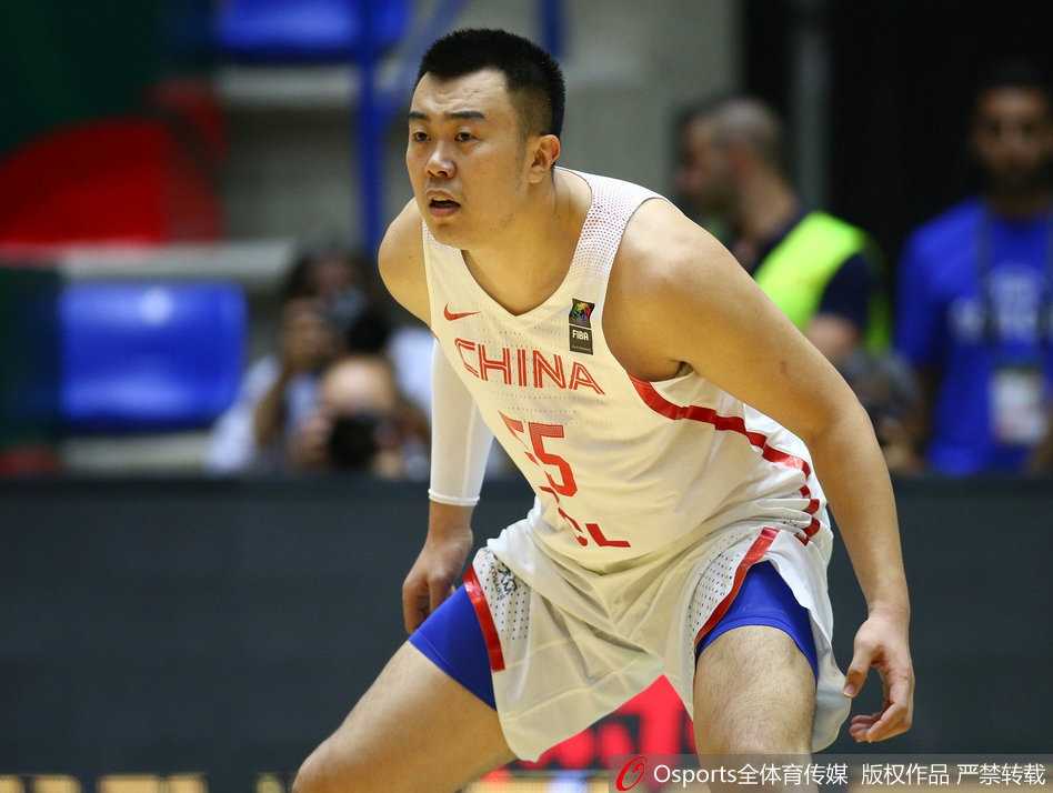 菲律宾归化球员布拉切内线强攻，胡金秋寸步不让，肌肉碰撞的瞬间仿佛空气都凝固了