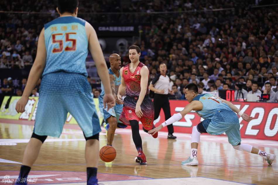 王哲林与郭艾伦篮下奋力拼抢，肌肉碰撞的火花照亮全明星之夜