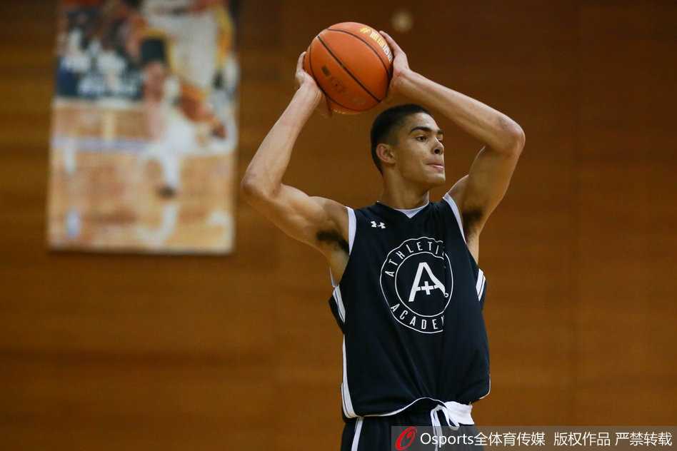 赛前热身时，北京五中的队员们神情专注，眼中闪烁着对即将到来的激战的渴望与坚定。