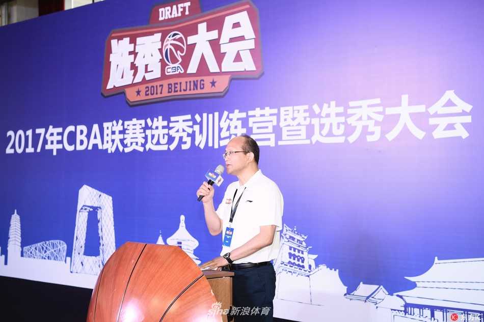 训练营的午后，几位球员在场边休息，他们目光望向远方，那里是职业赛场的入口。湿透的球衣紧贴脊背，疲惫掩不住眼底对未来的憧憬与渴望。