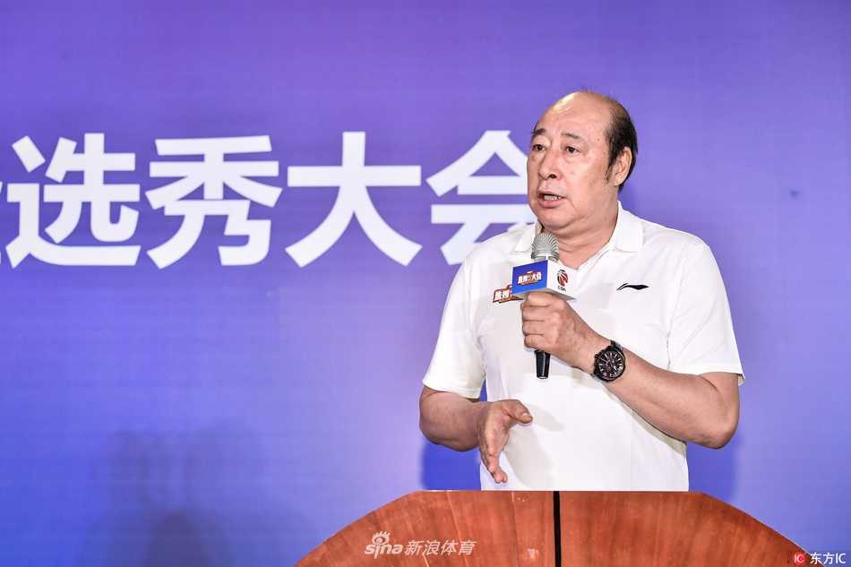 夕阳的余晖为训练馆镀上一层金边，一天的训练结束，球员们收拾行囊，身影被拉得悠长。他们带走的不仅是疲惫，更是对明日决战舞台的无限憧憬。