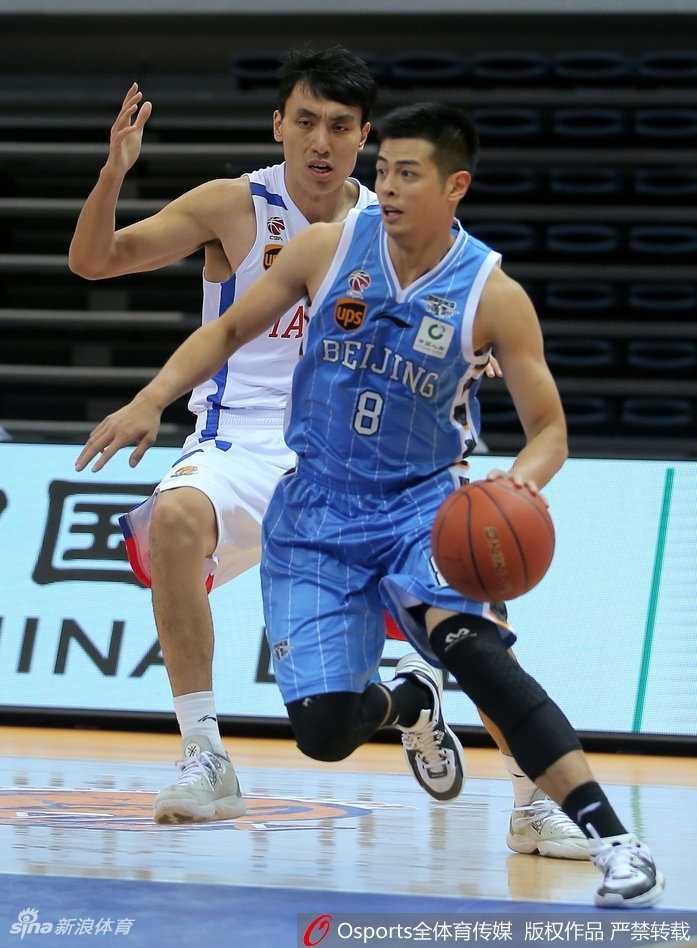 比赛结束后，天津队球员神情落寞地走向更衣室，身后是北京队球员庆祝胜利的欢呼声，对比鲜明。