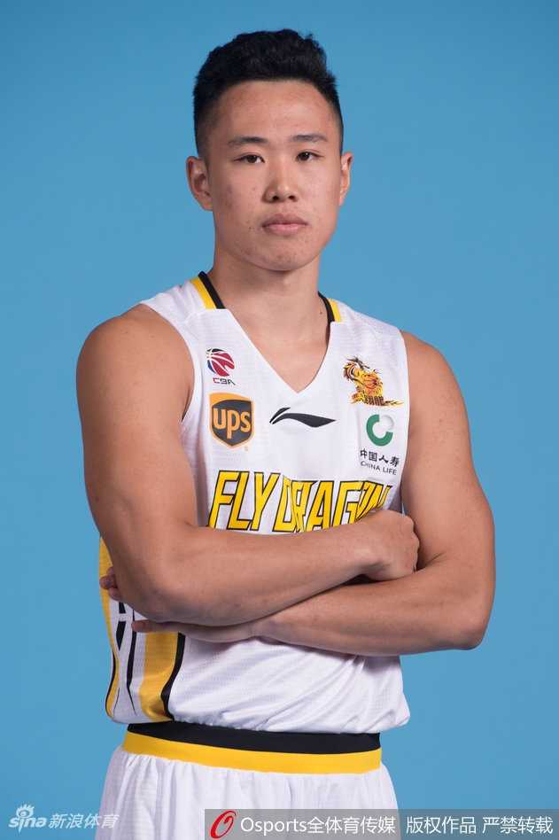 全队大合影中，杨敬敏、王征、于梁等国内球员精神抖擞，崭新的紫色战袍汇聚成一股强大的力量，预示着新赛季的北控不容小觑。