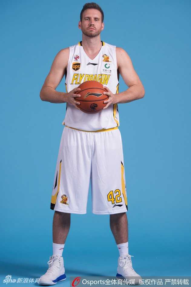 新生力量贺希宁、许梦君、景浩扬等年轻球员一字排开，朝气蓬勃，他们代表着北控的未来，眼神中充满对CBA赛场的渴望。