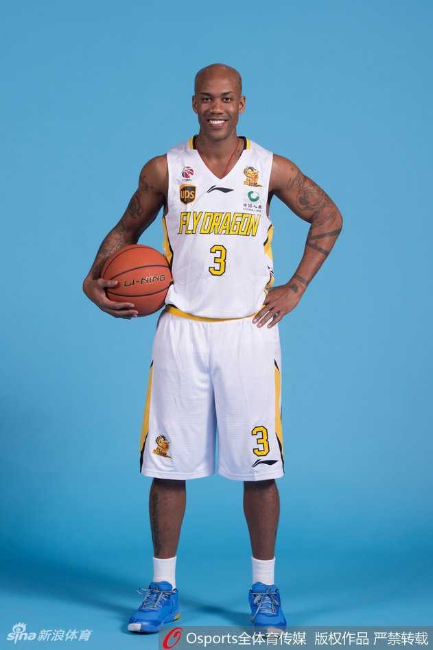 白魔兽兰多夫霸气外露，在镜头前展示结实的肌肉线条，新赛季他将用强悍的内线防守和篮板球，为北控筑起禁飞区。