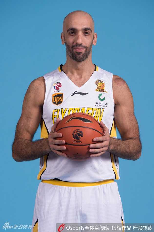 主教练丁伟双手抱胸，神情严肃认真，他的身后是整装待发的北控众将士，这支全新的军团已经准备好迎接联赛的考验。