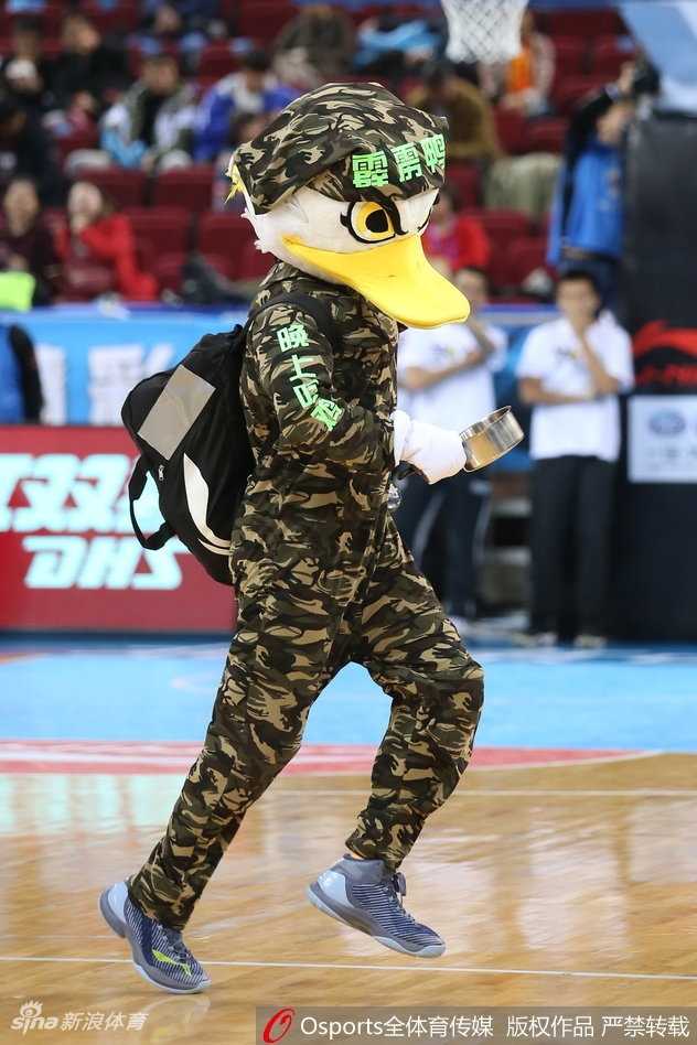 霹雳鸭趁着比赛间隙，调皮地将硕大的脑袋探进场内，与准备上场的球员开着无伤大雅的玩笑，那滑稽的模样瞬间融化了场边观众的心。