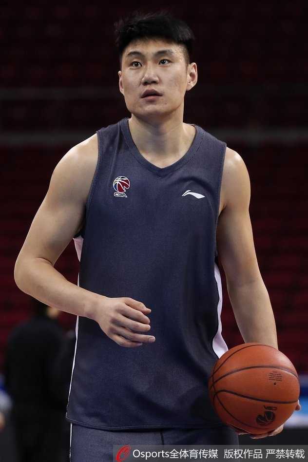 训练结束后，刘晓宇独自加练投篮。篮球划过空中，在聚光灯下拉出一道长长的影子。这道影子，仿佛是他两个月来从坐着轮椅到如今再次起跳的轨迹，漫长却始终向上。