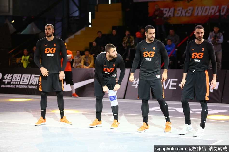 比赛间隙，华熙LIVE吉祥物“猫五”憨态可掬地出现在场边，它滑稽的动作瞬间点燃了观众席的欢乐气氛，许多小朋友忍不住伸手与它击掌互动。