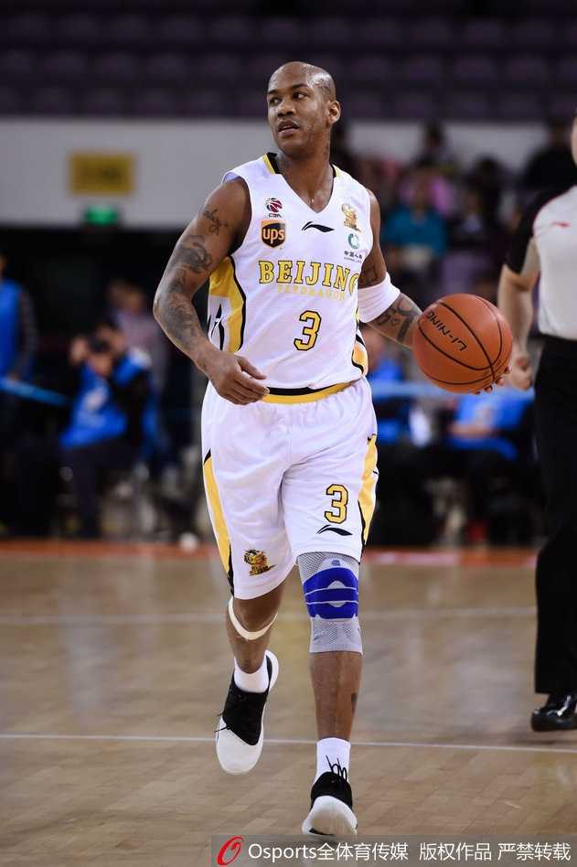 广州外援克里斯顿持球强突，速度之快犹如一道闪电