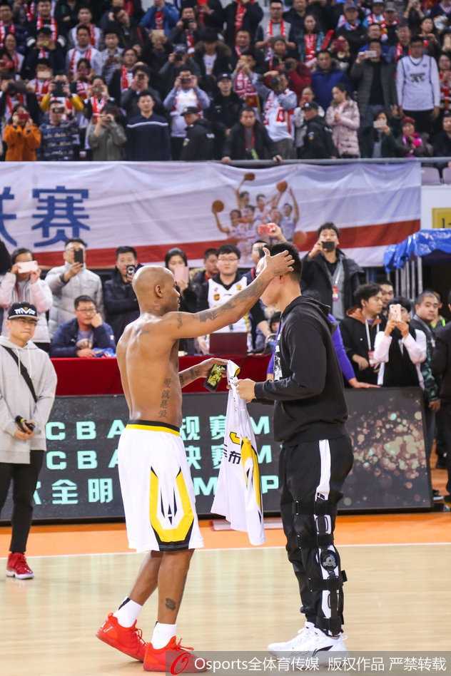 在全场球迷的注视下，马布里将北控队的3号球衣从身上脱下，郑重地递到了年轻队友贺希宁的手中，完成了这一极具象征意义的号码传承，两人的手紧紧握在一起。