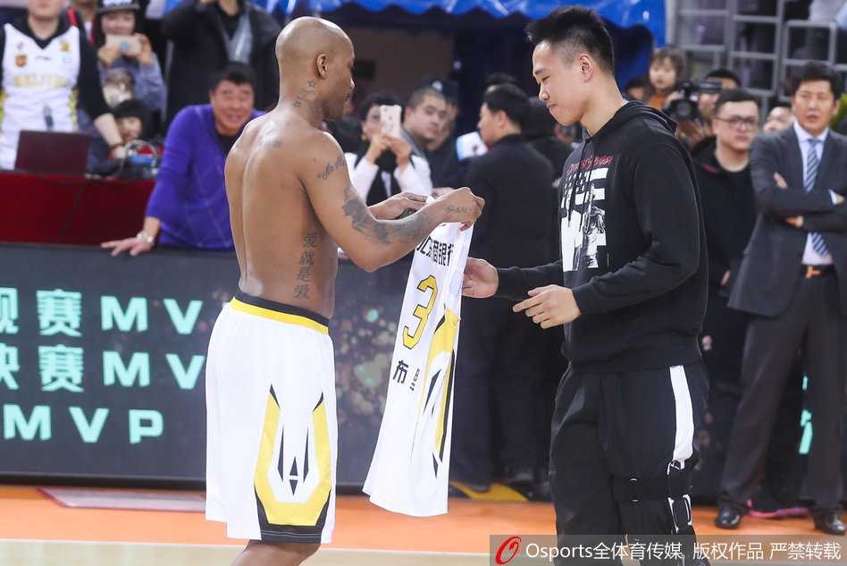 北控队的全体队员们紧紧围成一圈，将马布里高高地抛向空中，奥体中心的上空仿佛在这一刻定格，以此向这位为北京篮球带来无数荣耀的传奇巨星表达最崇高的敬意。