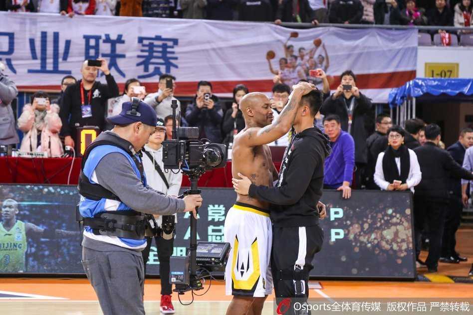 接过老马递来的3号球衣后，贺希宁紧紧拥抱这位亦师亦友的传奇外援，眼中闪烁着感动的光芒，这一刻没有言语，只有两代篮球人之间深厚的情谊与无声的嘱托。