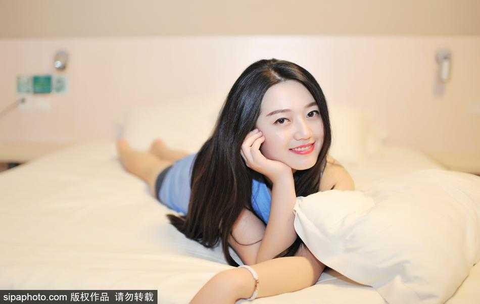 在这张充满活力的照片中，美女球迷在房间内做出投篮的手势，动作舒展而自信。她身上的首钢元素与周围的运动氛围，让人仿佛听到了篮球空心入网的美妙声音。