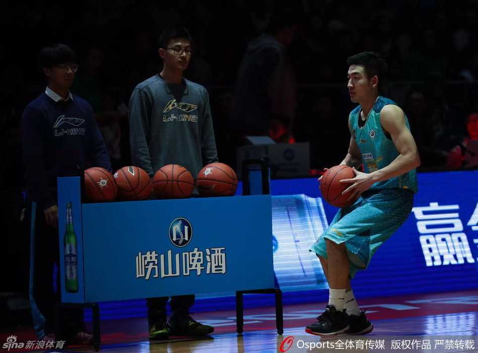 山西队新星王洪在技巧赛中快速推进，面对障碍物毫不畏惧，展现了年轻球员的冲劲与活力