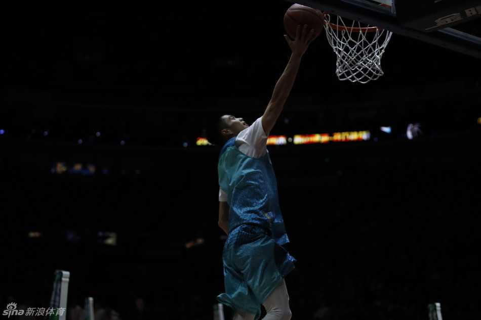 扣篮大赛中，一名球员试图完成极具观赏性的胯下换手扣篮。他在空中滞空的一瞬，左手迅速将球从胯下交到右手，随后狠狠地砸进篮筐，这一高难度动作赢得了满堂彩。