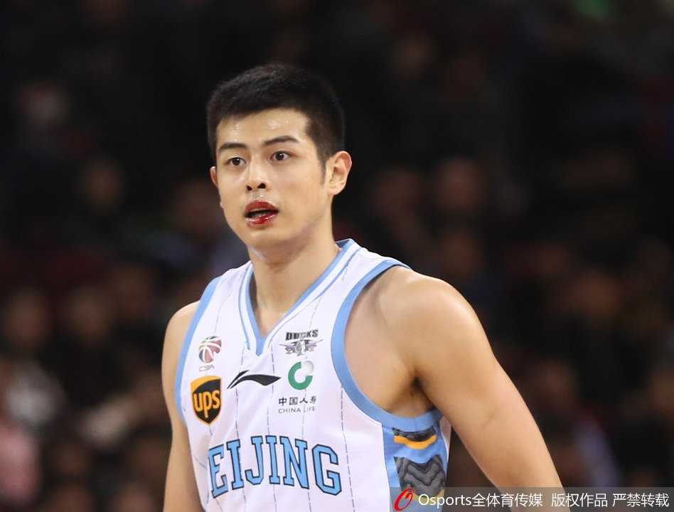 北京外援杰克逊如鬼魅般穿梭于福建队的防线之中，他送出一记隐蔽的击地背传，皮球穿越三名防守球员，精准地找到了跟进的汉密尔顿，后者轻松完成双手灌篮