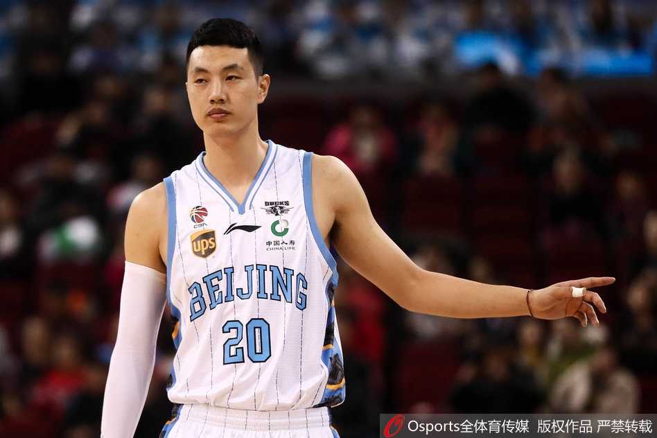 末节关键时刻，福建队史密斯强行突破，翟晓川高高跃起试图封盖，两人在空中发生剧烈身体接触，翟晓川失衡后重重摔在地板上，手臂砸在地面瞬间尘土飞扬，表情痛苦