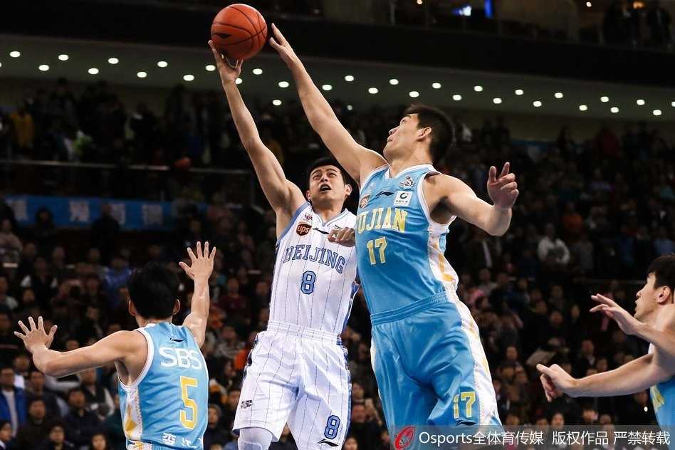 翟晓川如出鞘利剑，晃过防守人后直杀篮下，面对补防的福建中锋孙喆，在空中对抗后失去平衡，依然用一记高难度上篮将球打进，眼神中充满杀气