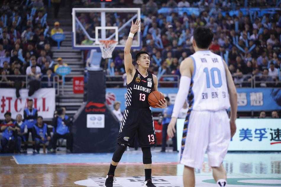 辽宁队哈德森面对北京队两人包夹防守，强行三分出手，眼神坚毅