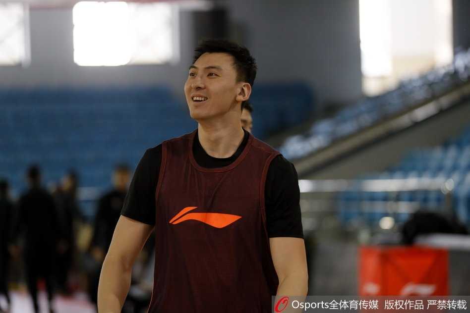 马布里在训练中如同一道白色闪电，用经验与速度引领着年轻的队友们全力冲刺