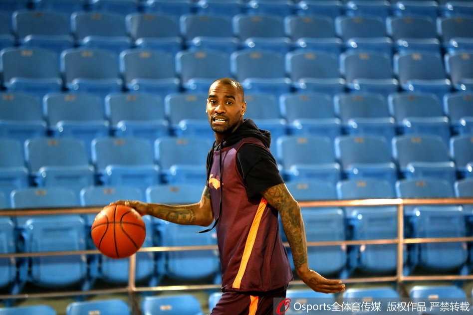 北京队全队在训练馆中围成一圈，众人手臂相叠齐声高喊口号，凝聚起团队的力量与信念