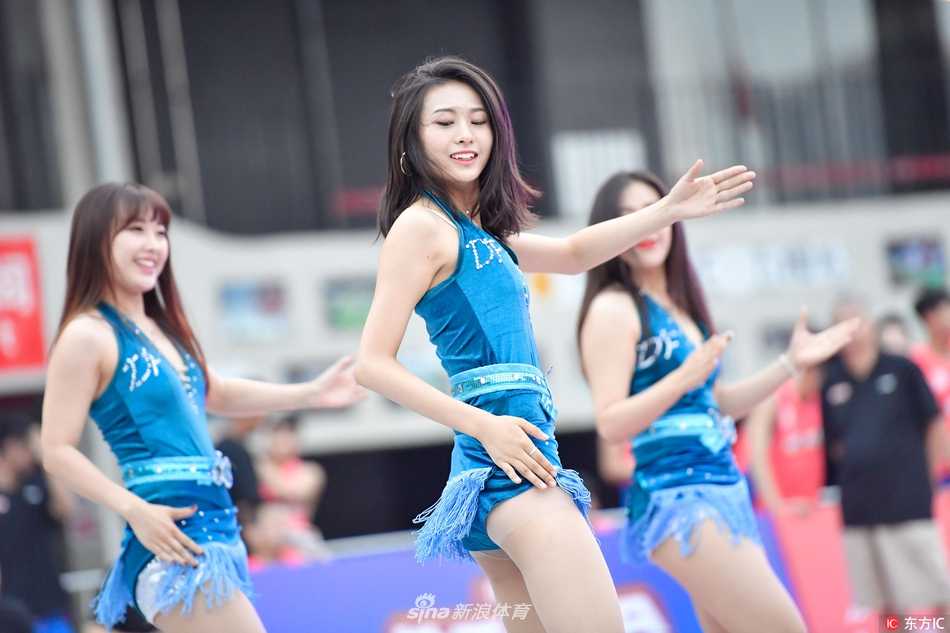 近距离视角下，一位笑容甜美的宝贝挥舞着花球，发丝随风飘动，充满了青春的朝气